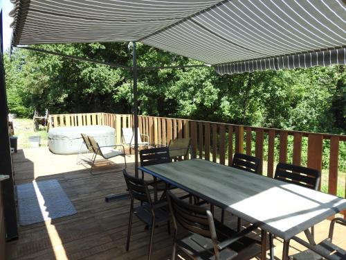 Photo de la galerie de l'établissement Mobil-home nature au cœur du Périgord Vert spa privé, à Savignac-Lédrier