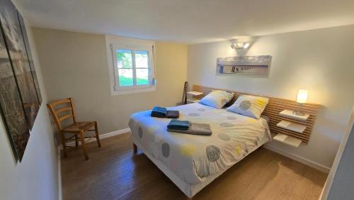 une chambre avec un lit, une chaise et une fenêtre dans l'établissement La Casa Néo, à Stella-Plage