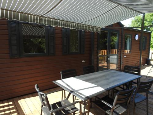 Photo de la galerie de l'établissement Mobil-home nature au cœur du Périgord Vert spa privé, à Savignac-Lédrier