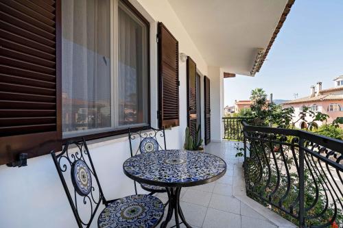 a balcony with a table and chairs on a balcony at Villa Elisabetta Apartments in Pula