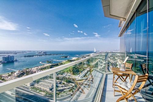 ドバイにあるGuestReady - Sea view retreat overlooking The Palmの市街と海の景色を望むバルコニー