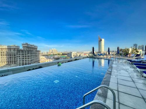 ドバイにあるGuestReady - Sea view retreat overlooking The Palmの建物の屋上にあるプール