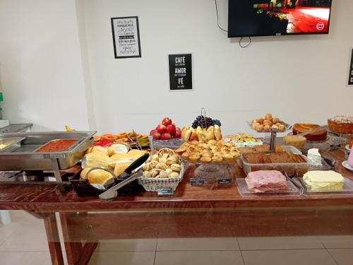 una mesa llena de muchos tipos de alimentos diferentes en Boa Esperança Apart Hotel, en Boa Esperança