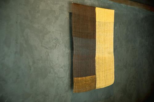 a towel hanging on a wall at 紡舎 - BO-SHA - - 古民家一棟貸しVilla in Akiruno