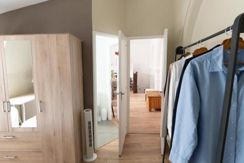 - un dressing avec un miroir et un placard dans l'établissement L'écrin de Fontenelle, à Rouen