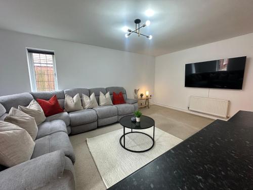 Μια τηλεόραση ή/και κέντρο ψυχαγωγίας στο Silver Sky Apartment - Private Parking - Fast Wifi