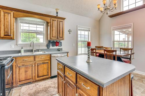 Dapur atau dapur kecil di Tennessee River Retreat Multi-Level Deck and Views