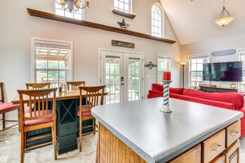 Televisyen dan/atau pusat hiburan di Tennessee River Retreat Multi-Level Deck and Views