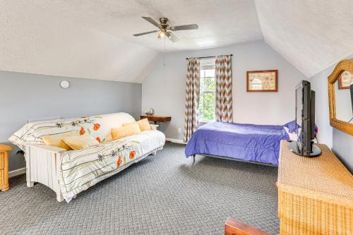 Katil atau katil-katil dalam bilik di Tennessee River Retreat Multi-Level Deck and Views
