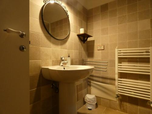 łazienka z umywalką i lustrem w obiekcie Villa Miccoli apartments w mieście Ceglie Messapica