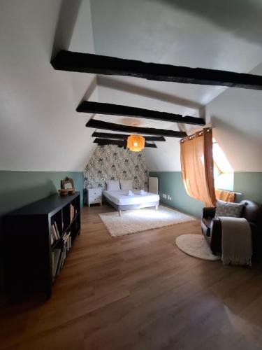 un salon avec un canapé et une table dans l'établissement Le Maclo, à Bétaille