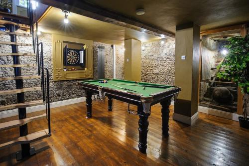 Rock and Roll Suite In Manor Houseにあるビリヤード台