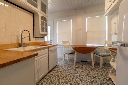 Kuchyň nebo kuchyňský kout v ubytování The Blake Cottage by StayLage