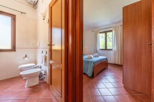クアルトゥッチュにあるCasa Mameliのバスルーム(トイレ付)、ベッド1台が備わります。