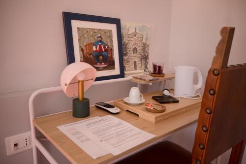 a desk with a lamp and a picture on it at Aretium in Arezzo