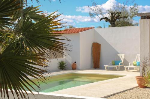 a swimming pool in the backyard of a villa at Monte das Pedras in Abrantes