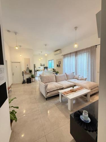 a living room with a couch and a table at Casa brisa in Tel Aviv
