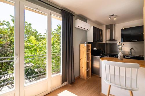 Dapur atau dapur kecil di MonAppart'Hôtel - Appartement Lumineux avec Clim et Parking