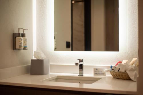 Ένα μπάνιο στο Holiday Inn Express Guadalajara Expo by IHG
