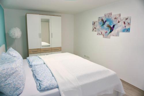 a bedroom with a bed and a painting on the wall at Ferienwohnung Sonnenschein in Jüterbog