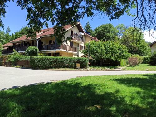 Сад в Studio en rez de jardin , vue montagne