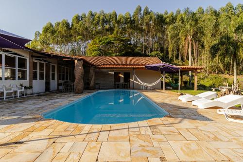 Bazén v ubytování Chacara otima localizacao, piscina e churrasqueira nebo v jeho okolí