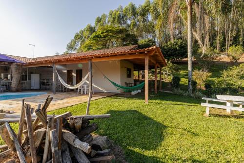 Bazén v ubytování Chacara otima localizacao, piscina e churrasqueira nebo v jeho okolí