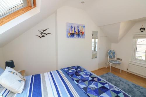 Un dormitorio con una cama y una silla dentro. en The Hideaway, en Dartmouth