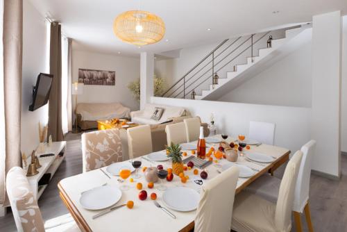 une salle à manger et un salon avec une table et des chaises dans l'établissement C’est une maison bleue, à Carcassonne