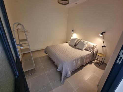 una camera con un letto e una scala di Retiro Costa de Lava Garachico a Garachico