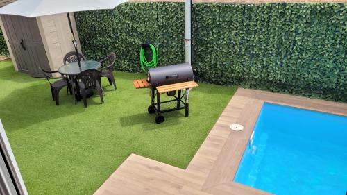 Bazén v ubytování La Barrosa Private Suites nebo v jeho okolí