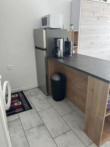 Il comprend une cuisine équipée d'un comptoir et d'un réfrigérateur. dans l'établissement Charmant Studio Proche Plage, à Valras-Plage