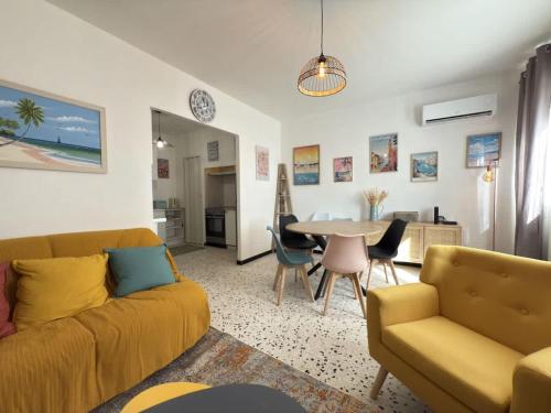 un salon avec un canapé et une table dans l'établissement Valras-Loc Appartement cosy a 300m de la plage, à Valras-Plage