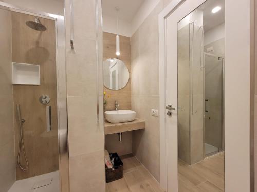 Ένα μπάνιο στο officina23 HOME GALLERY art & wellness SUITE