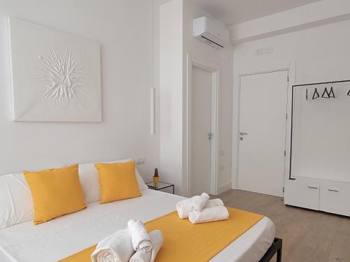Ένα ή περισσότερα κρεβάτια σε δωμάτιο στο officina23 HOME GALLERY art & wellness SUITE