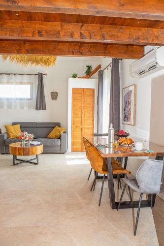 un salon avec une table et un canapé dans l'établissement Nature&détente jacuzzi au pied du Mont Ventoux proche du festival d'Avignon, à Carpentras