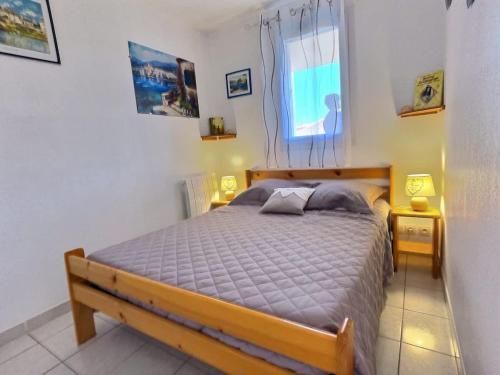 une chambre avec un lit et une fenêtre dans l'établissement DESS Ld 104, à Valras-Plage