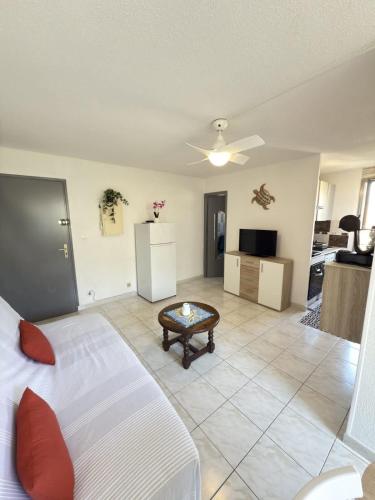 une chambre avec un lit et un salon dans l'établissement Lopes 2, à Valras-Plage