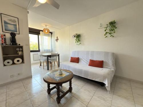 un salon avec un canapé blanc et une table dans l'établissement Lopes 2, à Valras-Plage