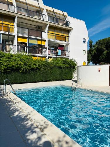 Studio vue berges avec piscine