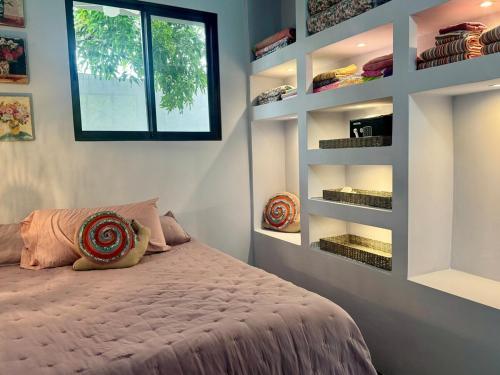 Ένα ή περισσότερα κρεβάτια σε δωμάτιο στο Jungle Glory Homes' La Joya