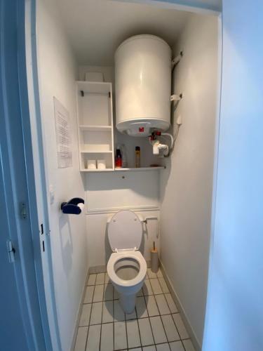 Elle comprend une petite salle de bains pourvue de toilettes. dans l'établissement Appartement à la Grande Motte à 50m de la plage, à La Grande Motte