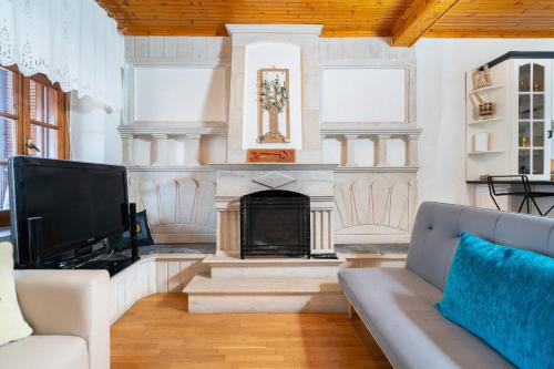 TV a/nebo společenská místnost v ubytování Rustic Villa Thassos