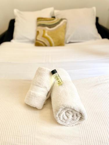 une paire de serviettes assises au-dessus d'un lit dans l'établissement Charming & bright studio apartment Heart of Paris 2 Le Marais, à Paris
