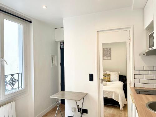 une pièce avec une porte menant à une chambre dans l'établissement Charming & bright studio apartment Heart of Paris 2 Le Marais, à Paris