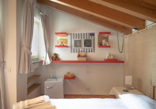 a bedroom with a bed and a window and a microwave at B&B Il Posto delle Rose in Almenno San Salvatore