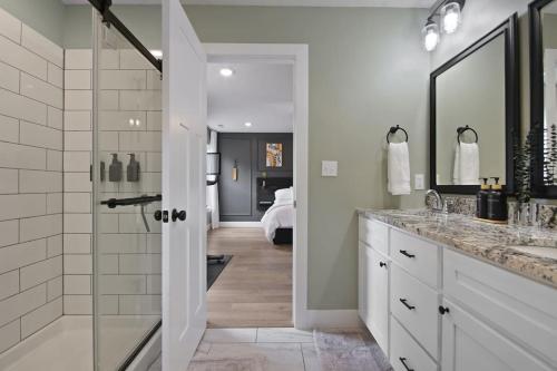 Ένα μπάνιο στο Lily Cove Retreat