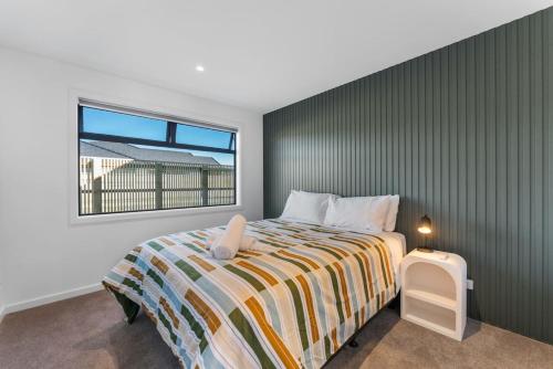 Postel nebo postele na pokoji v ubytování Luxe Family Haven in Wharewaka