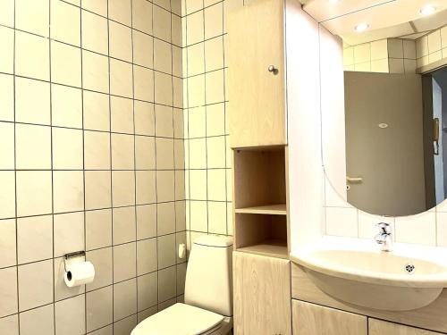 Ένα μπάνιο στο Three bedroom apartment in Frederikshavn,.