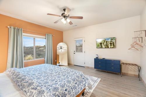 ein Schlafzimmer mit einem Bett und einem Deckenventilator in der Unterkunft Terracotta Cove - Sedona, Jerome, Wineries in Cornville